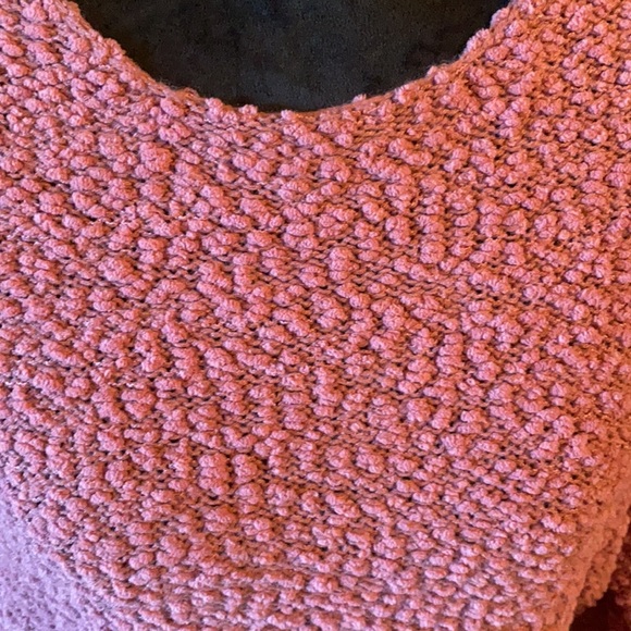 Size medium pink popcorn sweater with back open - Picture 2 of 4